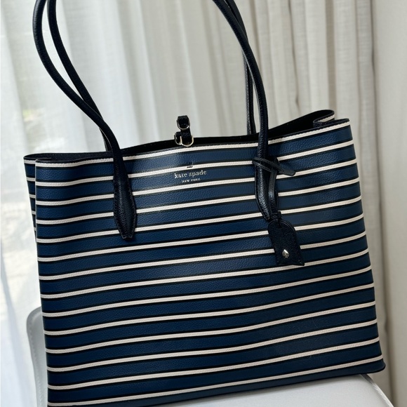 Tory Burch Navy/White tote bag. - Picture 3 of 7